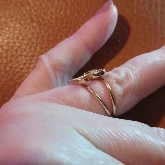 💙🌹Gold-plated letter "L" ring. yellow with faux diamonds - Picture 4 of 8